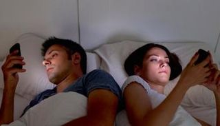 إذا وجدت شريكك يهز هاتفه، فاعلم أن هناك ما يخفيه عنك