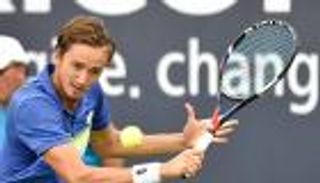 مدفيديف يلقي عملات معدنية على حكمة ويمبلدون