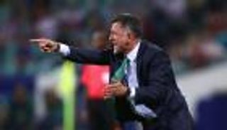 إيقاف مدرب المكسيك وتغريمه بسبب إهانة الحكام