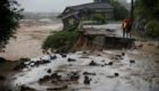 بالصور.. مصرع 6 ونزوح الآلاف في موجة طقس سيئ في اليابان