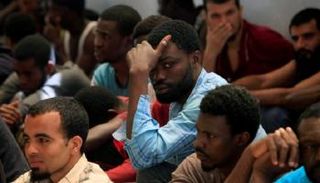 فرنسا تنقل 2500 مهاجر لتحسين ظروف معيشتهم