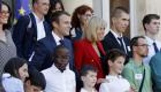 بالصور.. بريجيت ماكرون تستضيف أطفالا مصابين بالتوحد في الإليزيه