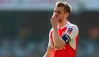 مدافع أرسنال يعتزل بنهاية الموسم المقبل