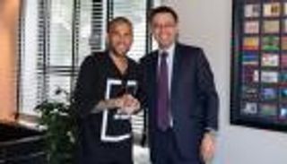 رئيس برشلونة يكذّب ألفيس بعد عام من رحيله