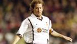 ميندييتا يطالب فالنسيا بالاهتمام بناشئيه