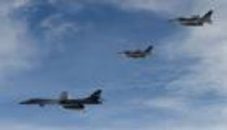 أمريكا تلقي قنبلة ذكية ضخمة عند حدود كوريا الشمالية