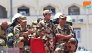 بالصور.. ابن شهيد بالجيش المصري يتصدر جنازته بالزي العسكري