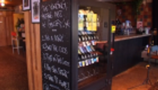 أعمال فنية للبيع عبر آلة في برايتون بإنجلترا