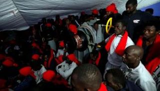 مهاجرون تم إنقاذهم قرب ساحل إيطاليا - أرشيفية