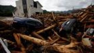 بالصور.. 15 قتيلا حصيلة فيضانات مدمرة باليابان