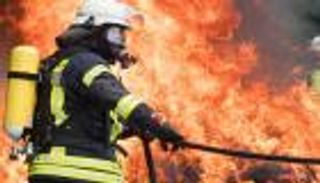 احتراق سيارة تحمل لوحات فنية للفنان الشهير بيكاسو