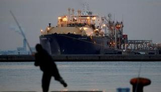 أحد سفن نقل الغاز المسال (رويترز)