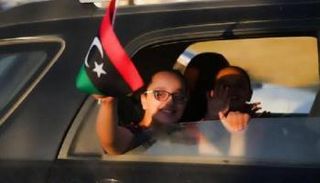 ليبيون يحتفلون بتطهير بنغازي من الإرهاب