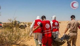 الهلال الأحمر الليبي أثناء نقل أحد الجثامين