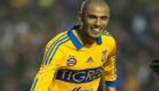 إشبيلية يعلن اتفاقه مع الأرجنتيني بيزارو