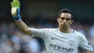 برافو يستعد مبكرا لتحدي إيدرسون في السيتي