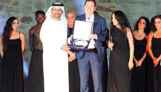 الشاعر الإماراتي خالد الظنحاني يتسلم درع التكريم