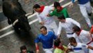 بالصور.. مشاهد مرعبة لاجتياح الثيران شوارع إسبانيا