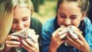 مفاجأة.. شم الطعام يزيد الوزن