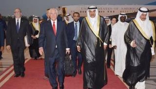 وزير خارجية أمريكا لدى وصوله مطار الكويت وفي استقباله نظيره الكويتي