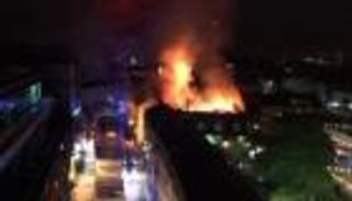 حريق كبير بسوق شهير في لندن.. و10 سيارات إطفاء في الموقع