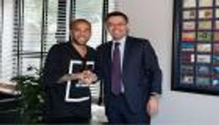 ألفيس يتهم رئيس برشلونة بالكذب