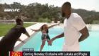 بوجبا يلقي مراسلة تليفزيونية في "حمام السباحة"