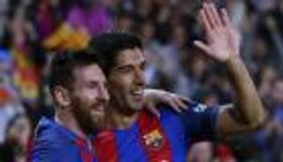 بالصور.. ميسي وسواريز يعودان إلى برشلونة مع عائلتيهما