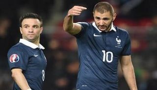 محكمة فرنسية تمنح بنزيمة "طوق النجاة"