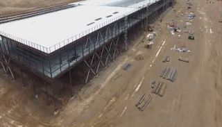 تعمل تيسلا على بناء بطارية تكفي لتوليد طاقة في ٣٠ ألف منزل  