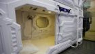 بالصور.. "فندق الكبسولة" بالصين.. نزيل واحد للنوم فقط