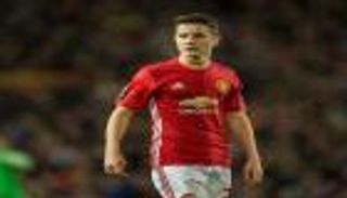 يونايتد يسارع بتجديد عقد نجمه خوفا من برشلونة