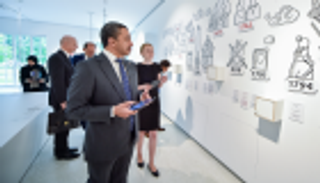 عبدالله بن زايد يزور مركز التعليم المدني في ليتوانيا