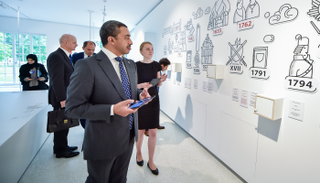 الشيخ عبدالله بن زايد خلال زيارته لمركز التعليم المدني في ليتوانيا