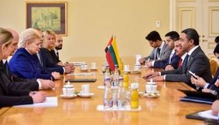 رئيسة ليتوانيا أثناء استقبالها الشيخ عبدالله بن زايد