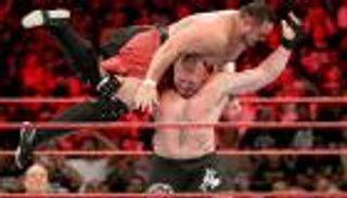 ليسنر يفوز على جو في نزال تدميري ويحتفظ بلقب WWE العالمي