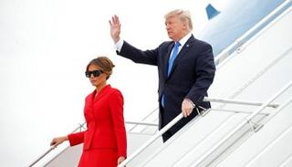 ترامب وزوجته لدى وصولهما باريس (رويترز)