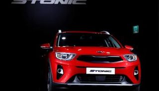 "ستونيك" الجديدة كليا من كيا خلال حفل الإطلاق (رويترز)