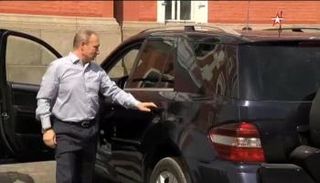 بوتين يفتح باب سيارته للمرأة الغامضة