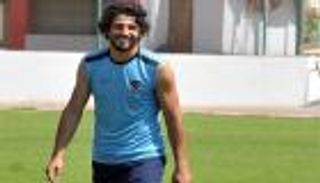 الأهلي المصري يعترف بوصول عروض خارجية لمدافعه