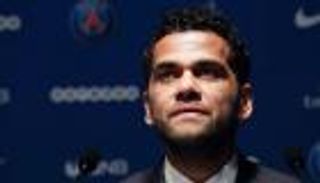 ألفيس يعتذر لجوارديولا بعد انتقاله إلى سان جيرمان