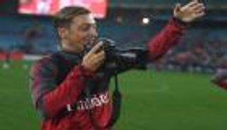 أوزيل "المصور" يطمئن جماهير أرسنال