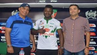 الدفاع الحسني يعزز صفوفه بالكاميروني نجاه