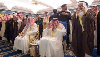 الملك سلمان يؤدي صلاة الميت على الأمير عبد الرحمن