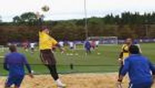 بالصور.. حراس تشيلسي يستعدون للموسم الجديد بـ"الكرة الطائرة"