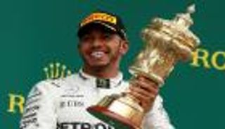 هاميلتون يحسم سباق بريطانيا ويقترب من صدارة الفورمولا 1