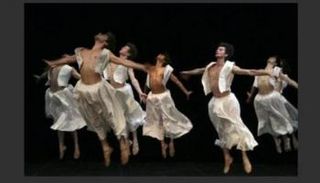 راقصون من فرقة 