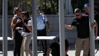 جنود الاحتلال ينصبون بوابات حديدية لتشديد إجراءات التفتيش