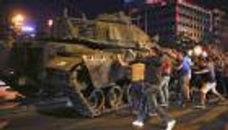 اعتقال رئيسة تحرير صحيفة بتركيا بسبب مقال عن الانقلاب