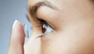 العثور على 27 عدسة لاصقة بعين سيدة قبل جراحة